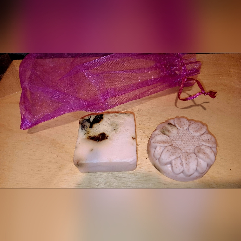 Handcrafted Soap Set with Floral Design - Picture 2 of 3